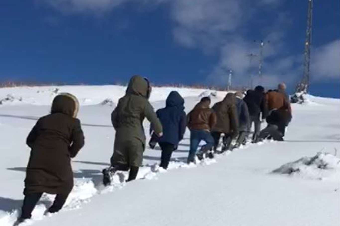 Köyde EBA'ya giremeyen çocuklar karlı yolları aşıyor